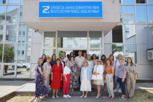 Grupna fotografija ispred Zavoda za javno zdravstvo FB&H